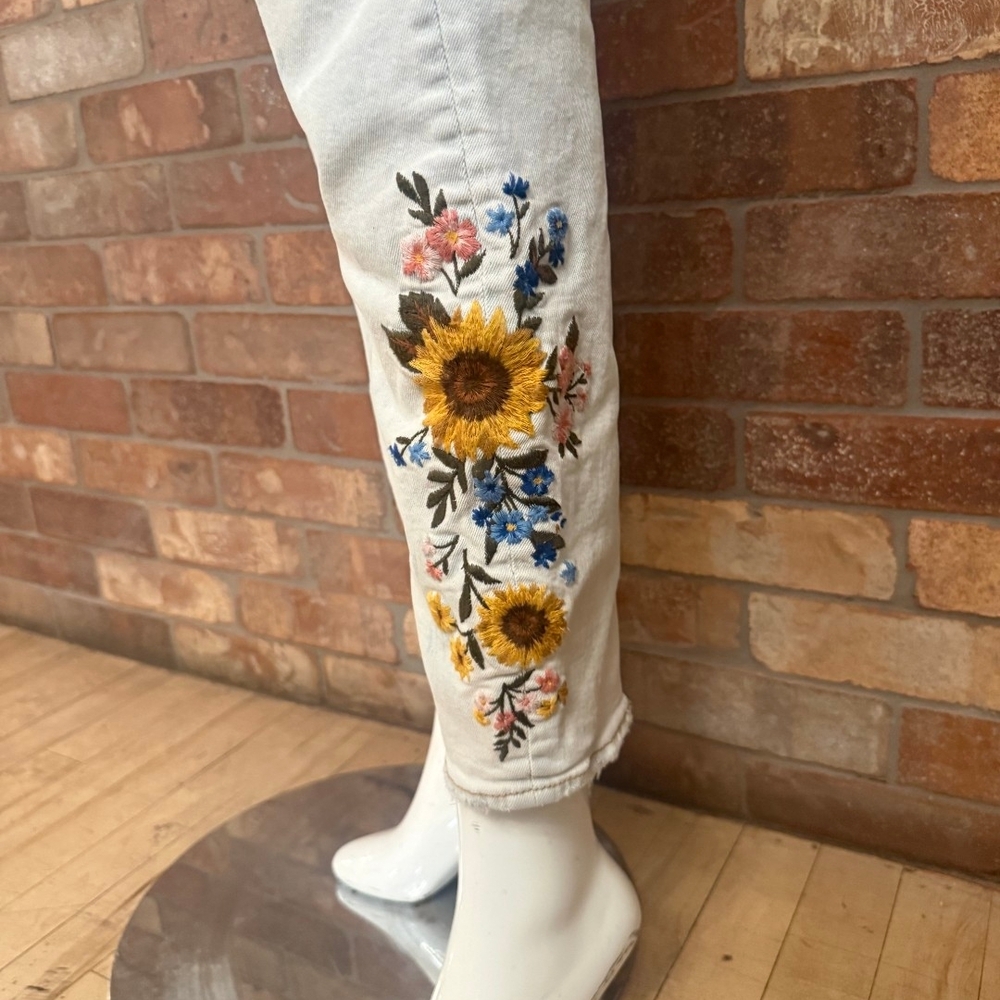 DRIFTWOOD Faded Blue Cropped Jeans with Floral Details Size 28